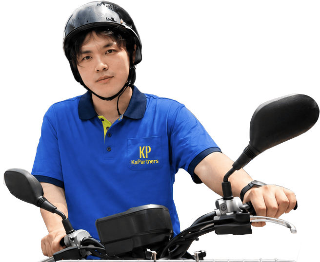 バイクで配布するK&Partnersの自社ポスティングスタッフ